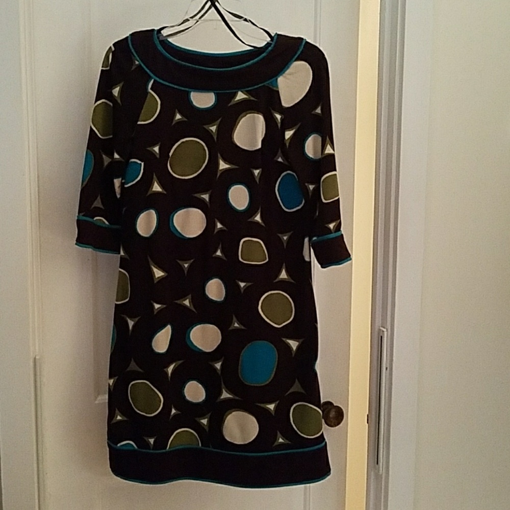 Dress, thick material has a fitted fit.